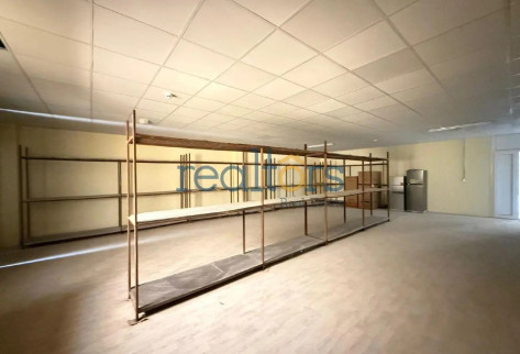 Wearhouse with showroom, accommodation (MEDICAL)