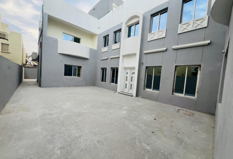 ‏SIMPLY Stand alone VILLA 5 BEDROOMS + MAIDS ROOM - Villa in Al Hadara Street