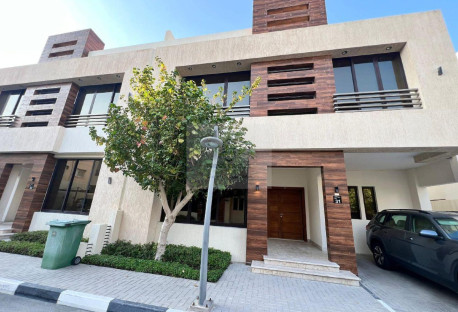 specific 5-bedroom villa in hilal good location - Villa in Al Hilal