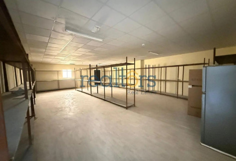Wearhouse with showroom, accommodation (MEDICAL)
