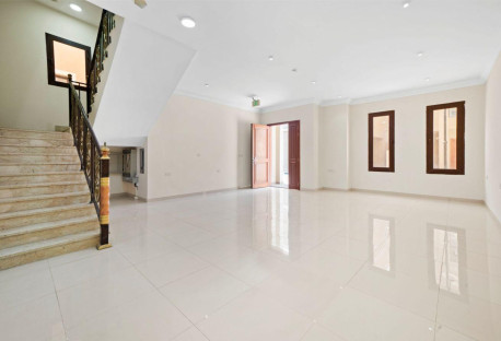 Spacious 5BR Villa with swimming pool for rent!