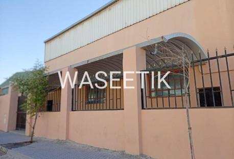 Spacious Garage for Sale in the Industrial Area - Warehouse in Industrial Area