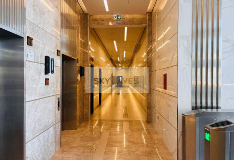 Prime Location | Office Spaces Availabl | Bank St - Office in Corniche Road