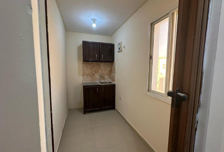 Al-Kharitiyat Bent House Room with kitchen family