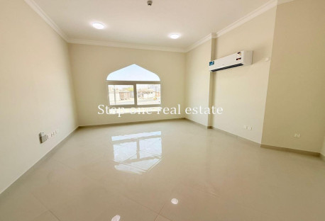 BRAND NEW APARTMENT WITH EASY ACCESS TO ROAD - Apartments in Al Kheesa