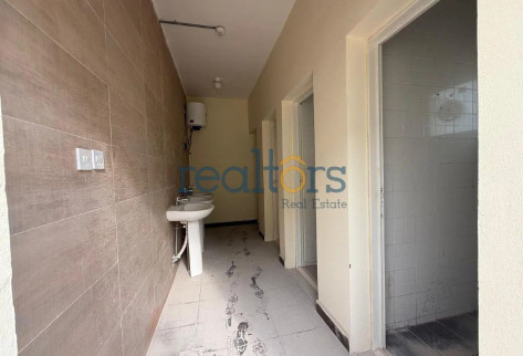 Wearhouse with showroom, accommodation (MEDICAL)