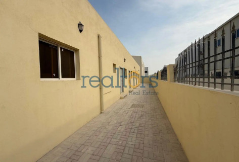Wearhouse with showroom, accommodation (MEDICAL)