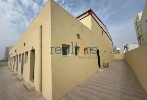 Wearhouse with showroom, accommodation (MEDICAL)