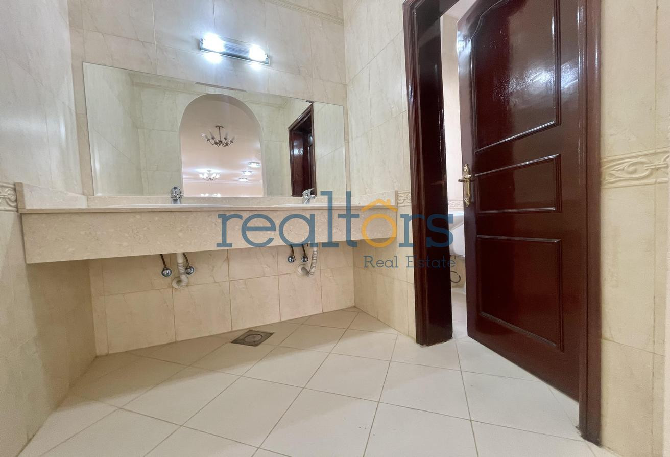 Convenient Location | 4 BR UF Villa | Compound - Villa in Al Duhail South