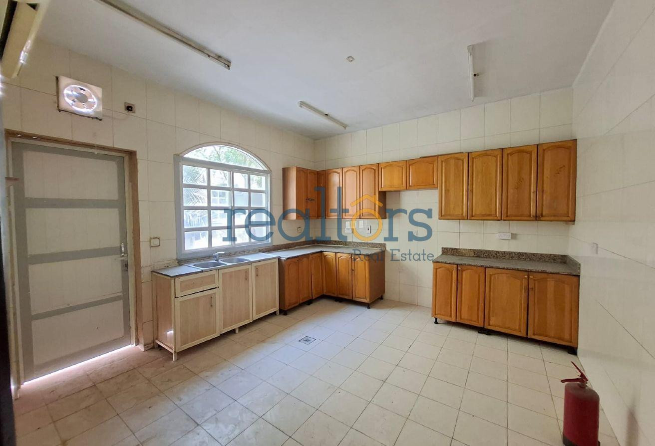 Bacholer accommodation with Ac&#39;s - Compound Villa in Umm Al Seneem Street
