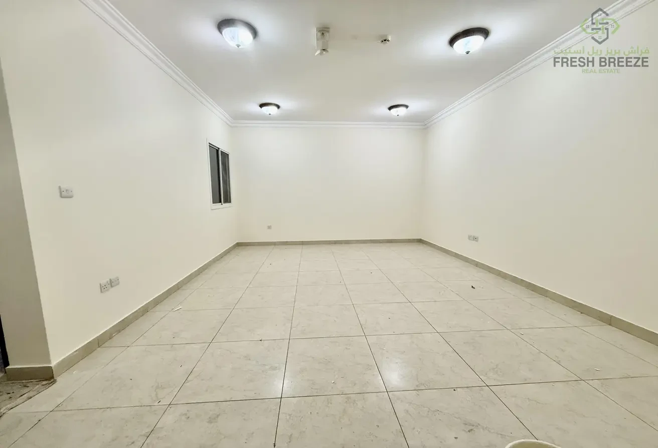 2 bedroom near metro unfurnished apartment in najma - Apartment in Najma