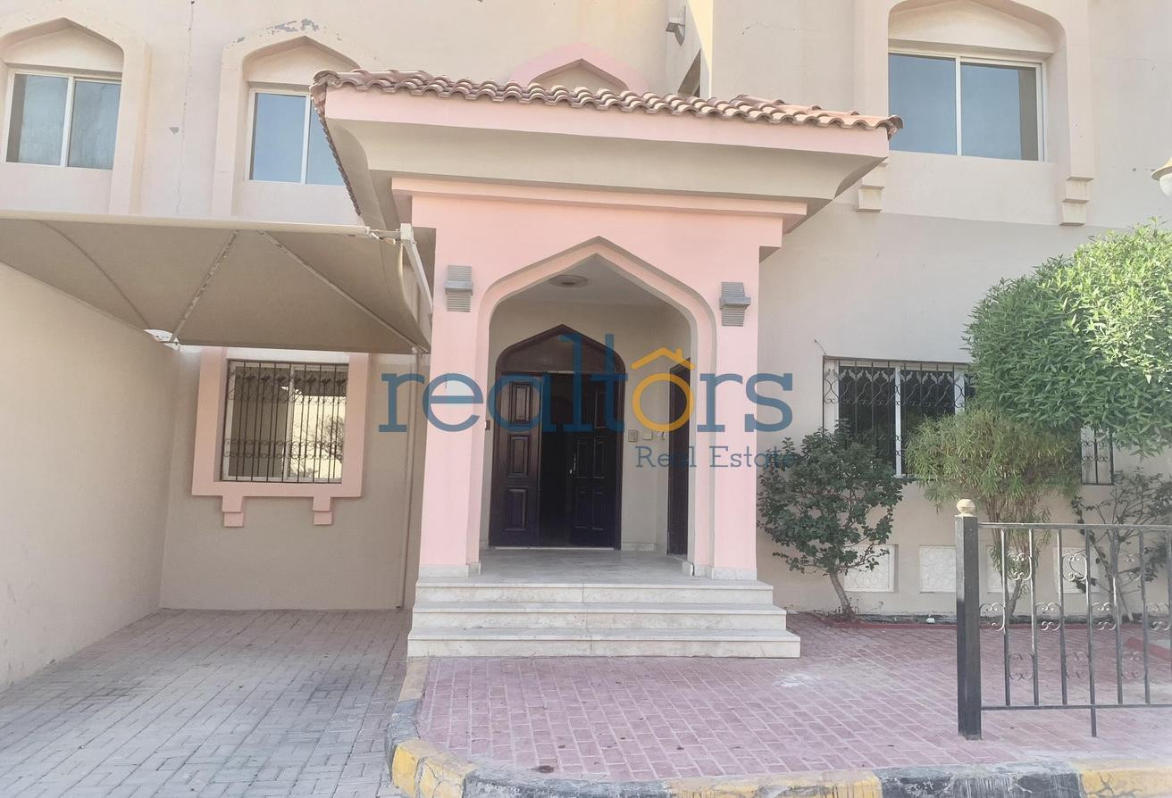 Convenient Location | 4 BR UF Villa | Compound - Villa in Al Duhail South