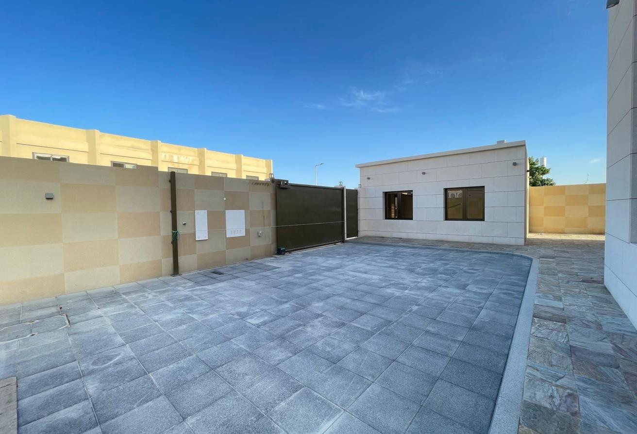 للبيع فيلا فخمه جديدة بالوعب مع مصعد وبركه سباحه