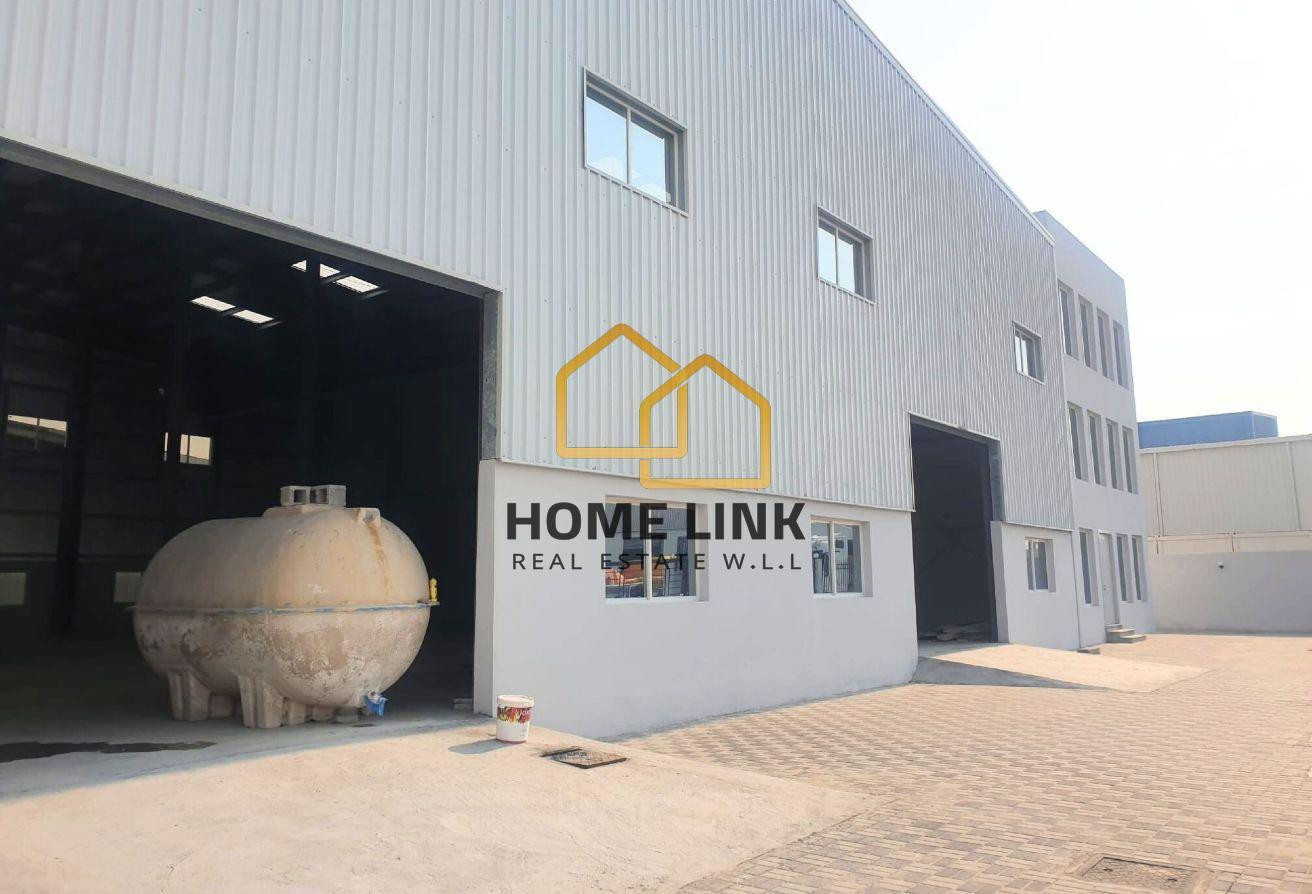 Warehouse with Labor Rooms in Birkat Al Awamer