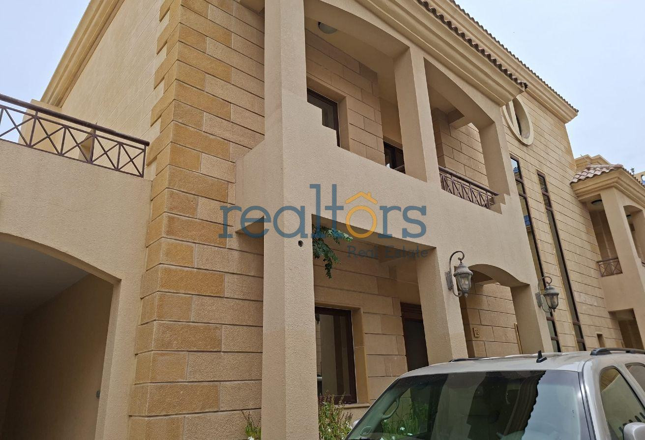 Luxury 4BR+Maid Villa 900sqm Huge Yard & Parking