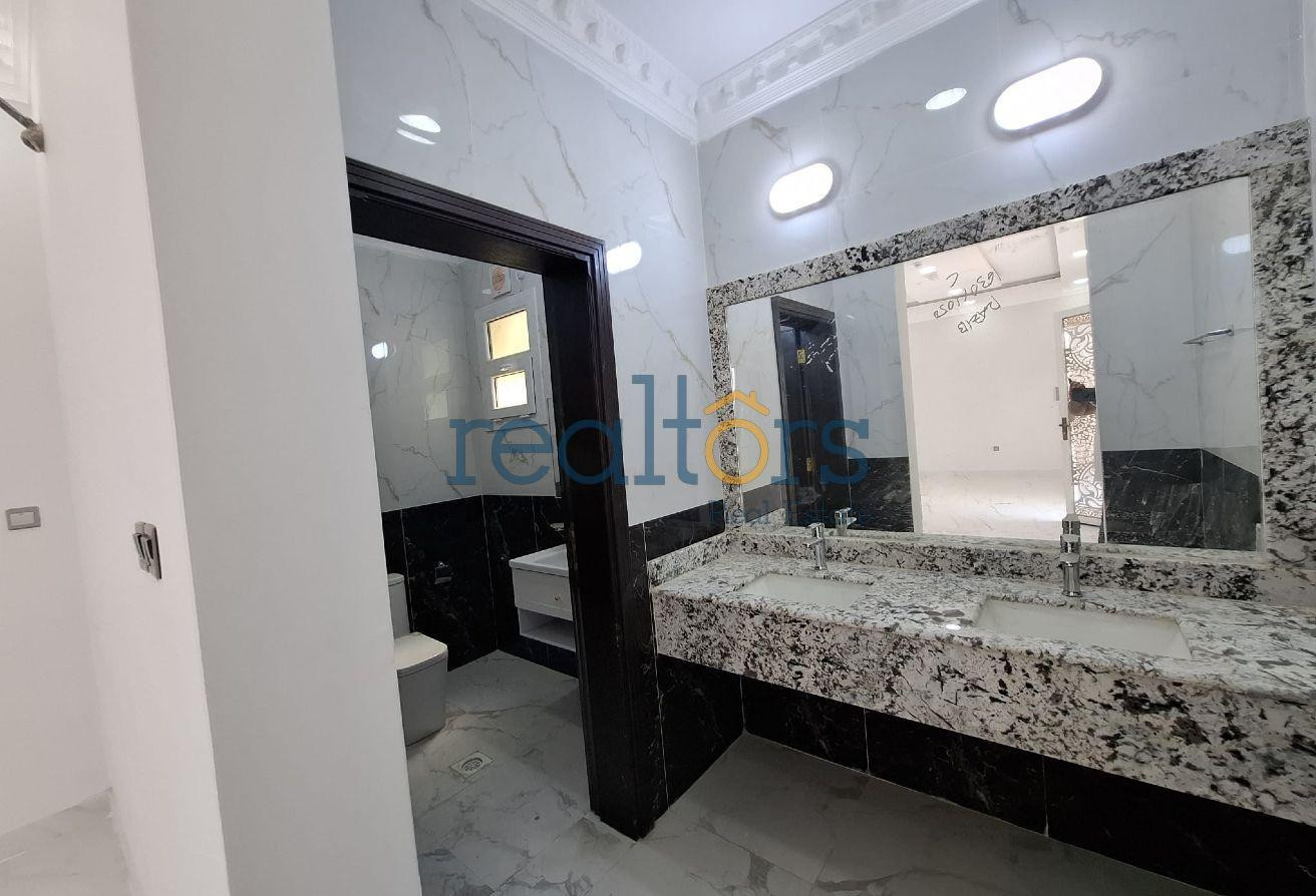 Spacious Standalone Villa with Majlis service road - Villa in Izghawa