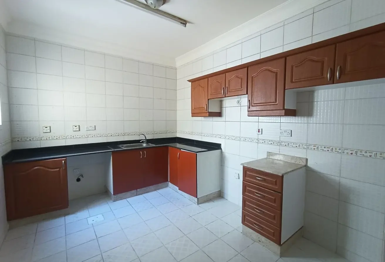 SPACIOUS UNFURNISHED 3BHK APARTMENT - AL SADD - Apartment in Al Sadd