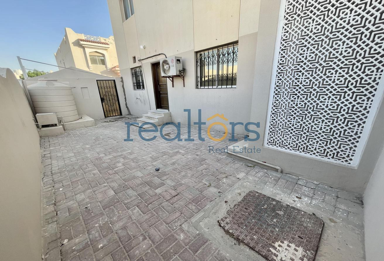 Convenient Location | 4 BR UF Villa | Compound - Villa in Al Duhail South