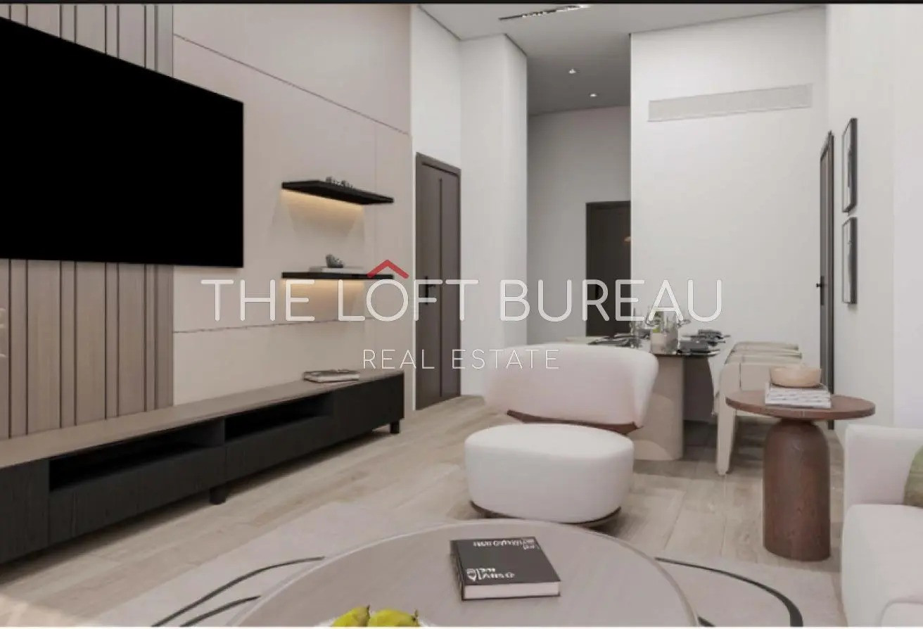 Luxurious Apartment with Office and Sea Views