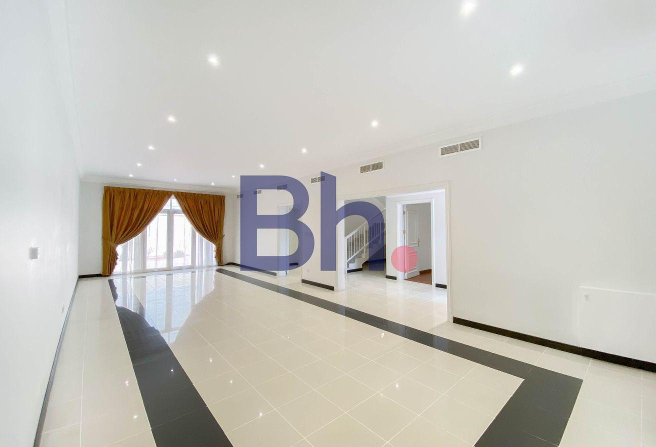 STYLISH | 3 BEDROOMS PLUS MAID WITH OFFICE - Villa in Street 871