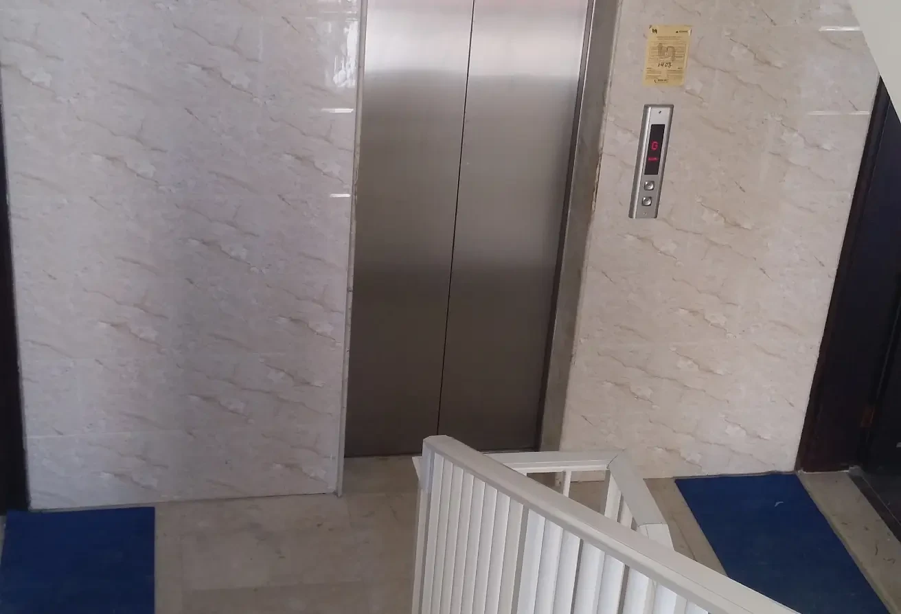 3 bhk unfurnished apartment only at 6000 - Apartment in Al Hashmi Building