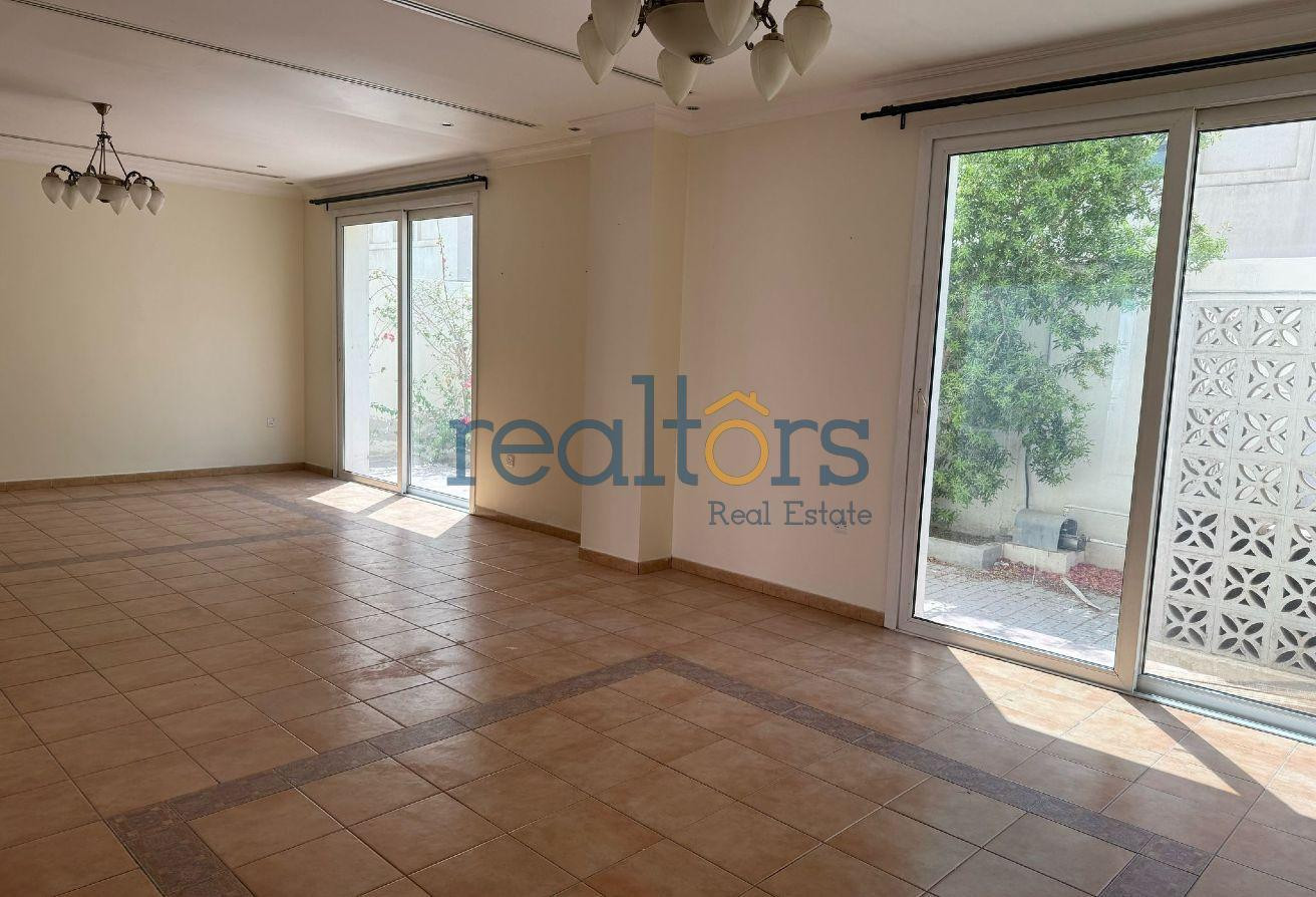 *NO COMMISSION* SPACIOUS 3 BHK COMPOUND - AL NASR - Villa in Al Nasr Street