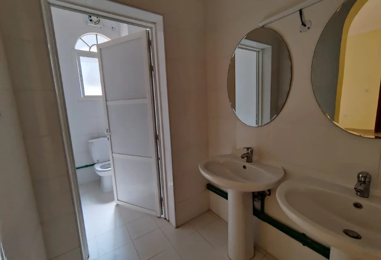 5 bhk villa for Rent only at 10000 with one month - Villa in Al Thumama