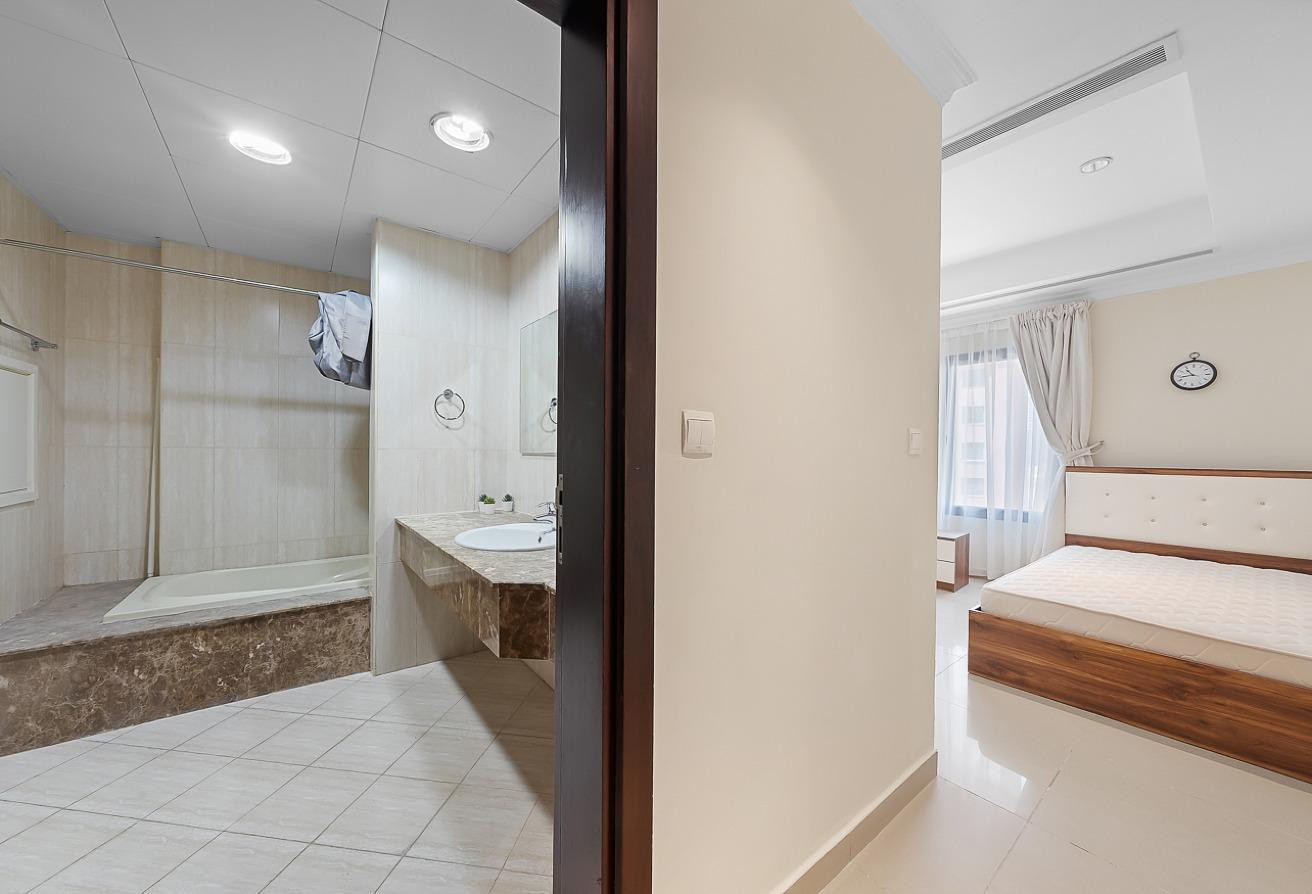 Luxury 2BR+Balcony Open Layout Porto Arabia - Apartment in West Porto Drive