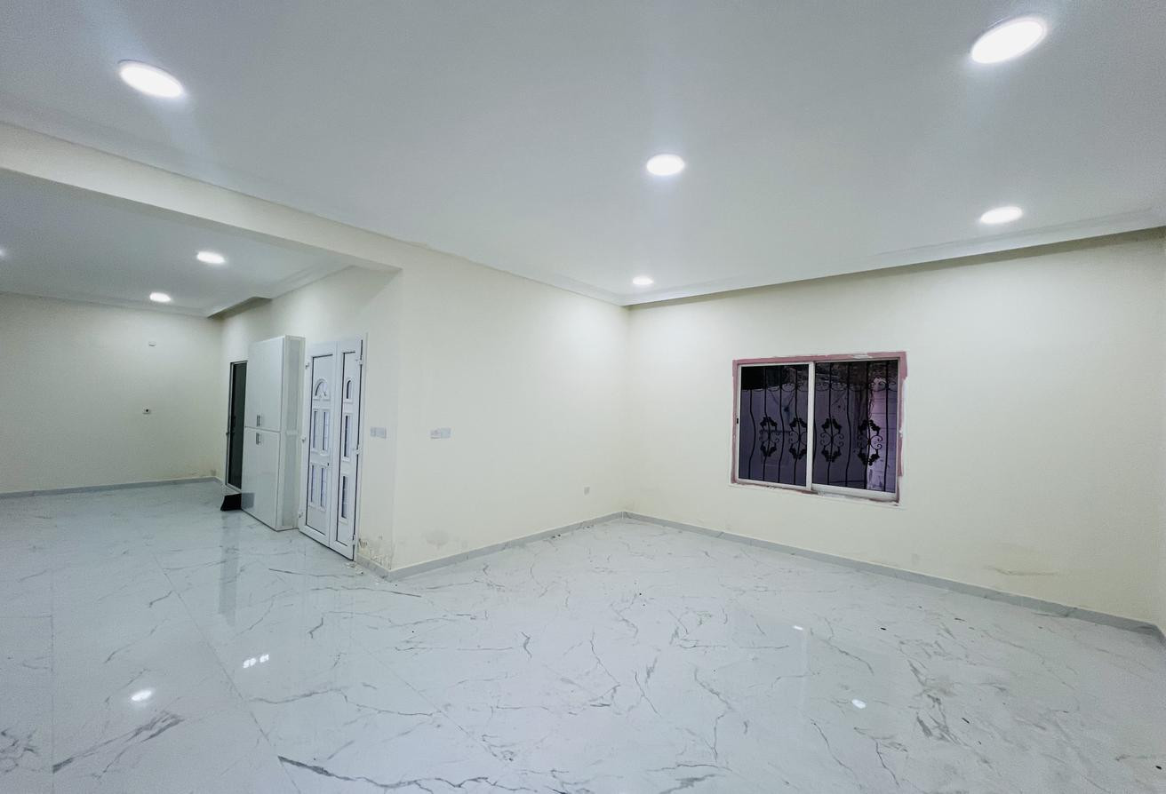 ‏SIMPLY Stand alone VILLA 5 BEDROOMS + MAIDS ROOM - Villa in Al Thumama