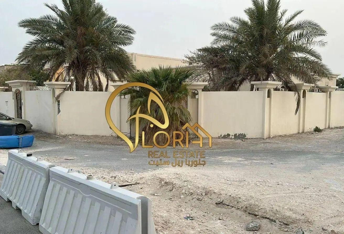 للبيع بيت مؤجر فى العب بسعر الارض موقع مميز1200متر