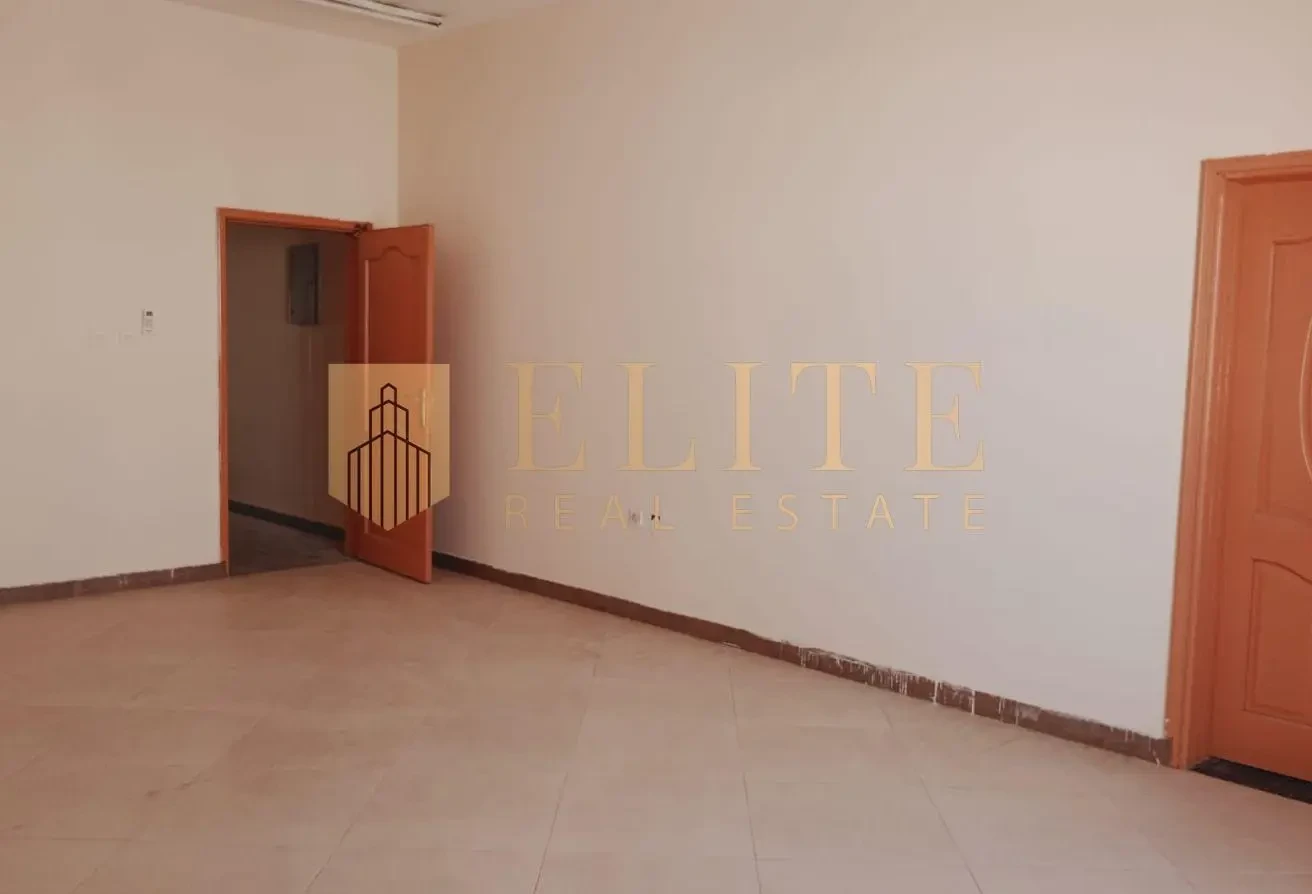 Spacious 6-Bedroom Stand-Alone Villa in Umm Sla - Villa in Umm Salal Ali