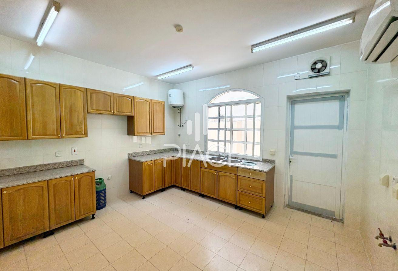 SPACIOUS UNFURNISHED 5 BR COMPOUND VILLA - Villa in West Porto Drive