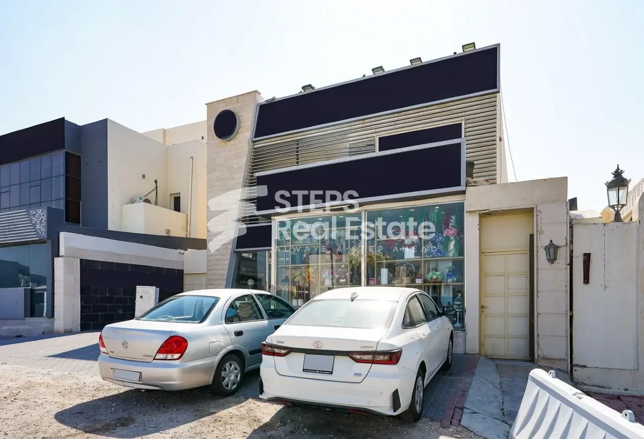 Spacious Service Villa for Sale - Villa in Street 870