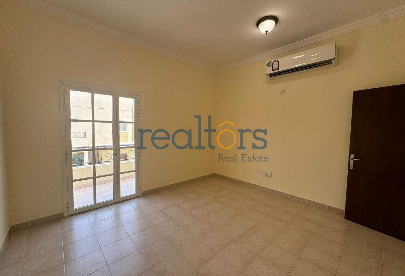 Spacious Compound Villa | Family-Friendly Living - Compound Villa in Bu Hamour Street