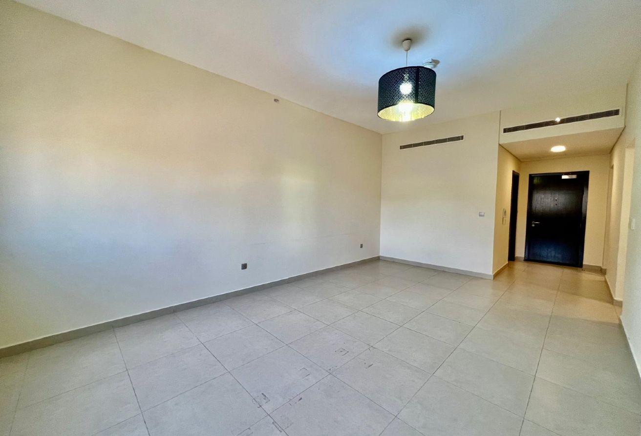 Spacious two +maid room / semi furnished apartment - Apartment in Fox Hills