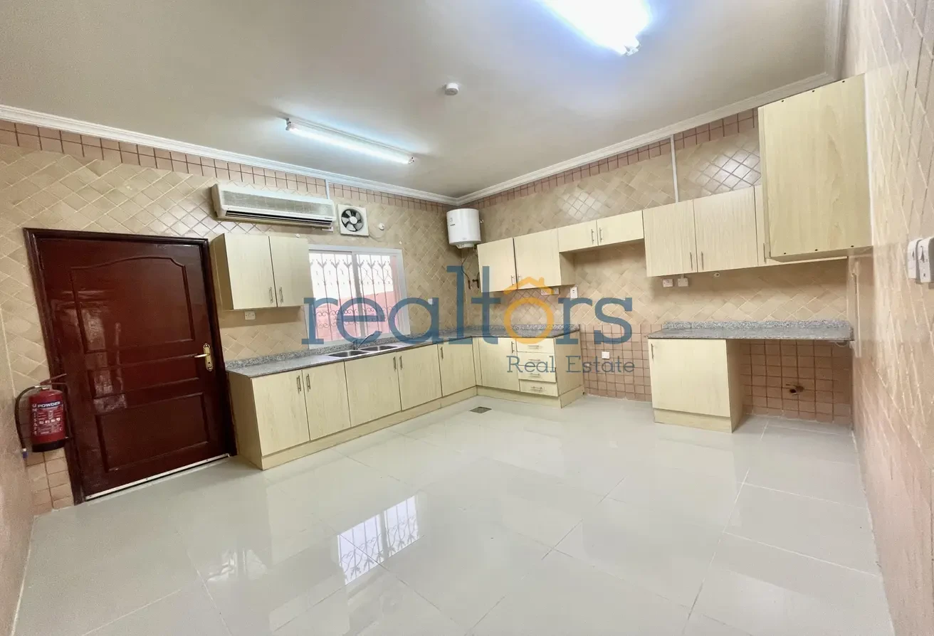 Convenient Location | 4 BR UF Villa | Compound - Plot in Street 870