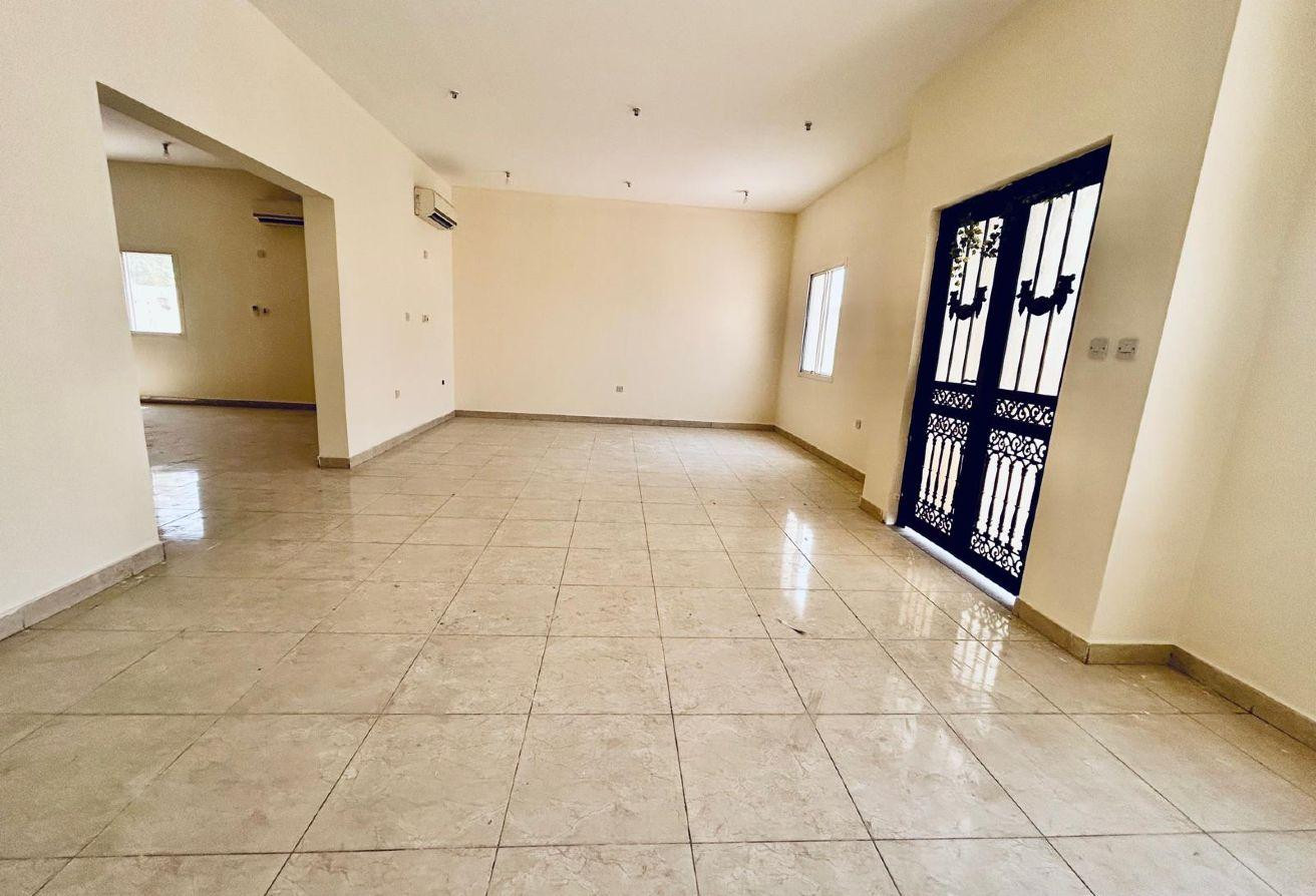 premuim location / Commertial villa for rent - Villa in Al Najda Street
