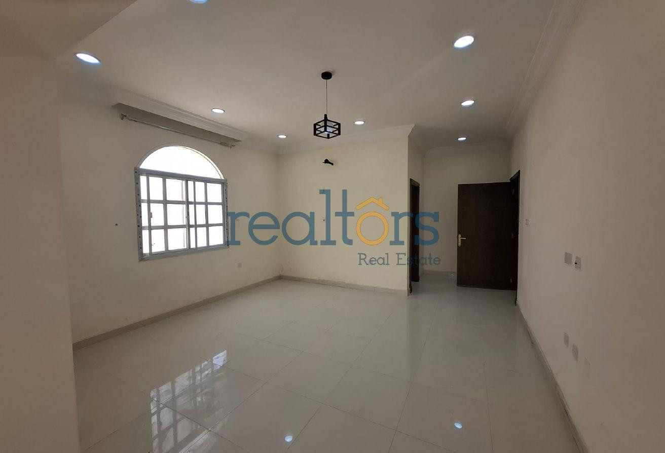 Prime Location | 6-Bedroom Stand-Alone Villa - Villa in Onaiza Street