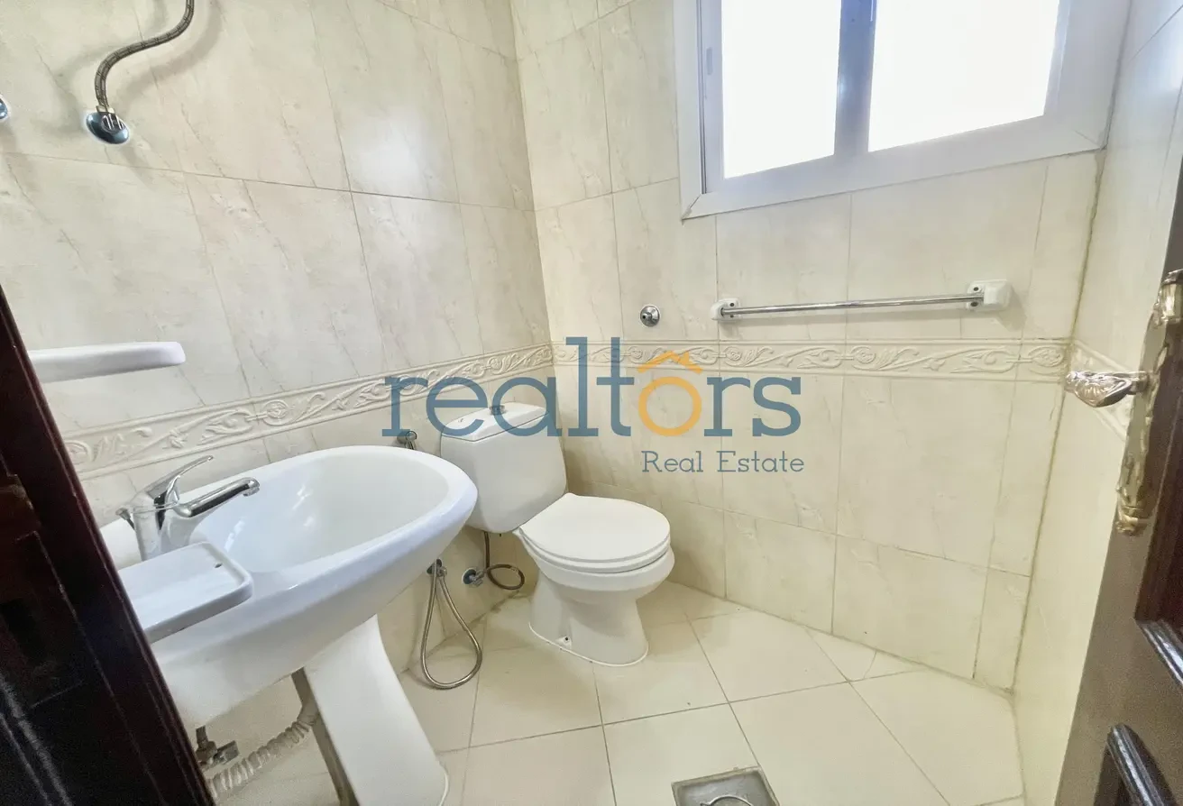 Convenient Location | 4 BR UF Villa | Compound - Plot in Street 870