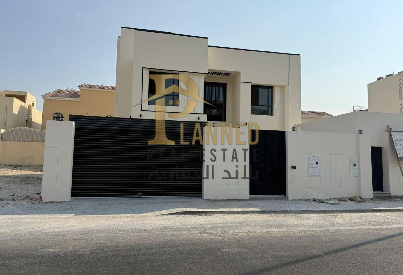 LUXURY PRIVATE VILLA// FREEHOLD// POOL & LIFT