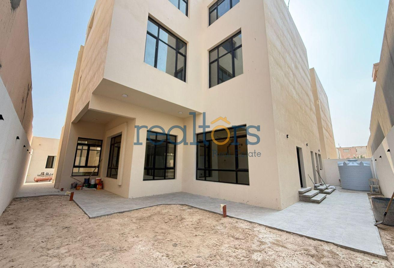 Elegant 7BR Villa FOR SALE with Elevator | Duhail - Villa in Street 871
