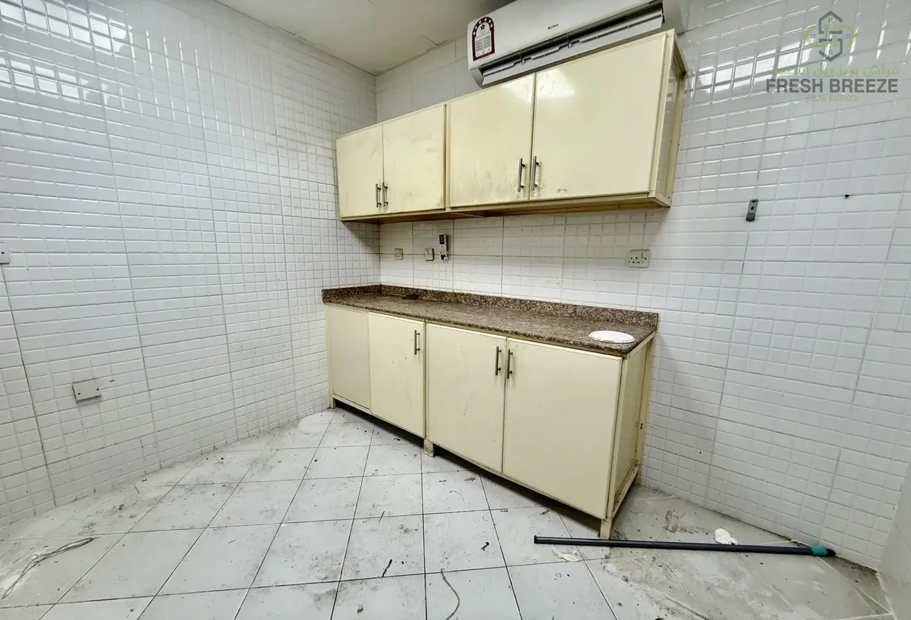 2 bedroom near metro unfurnished apartment in najma - Apartment in Najma