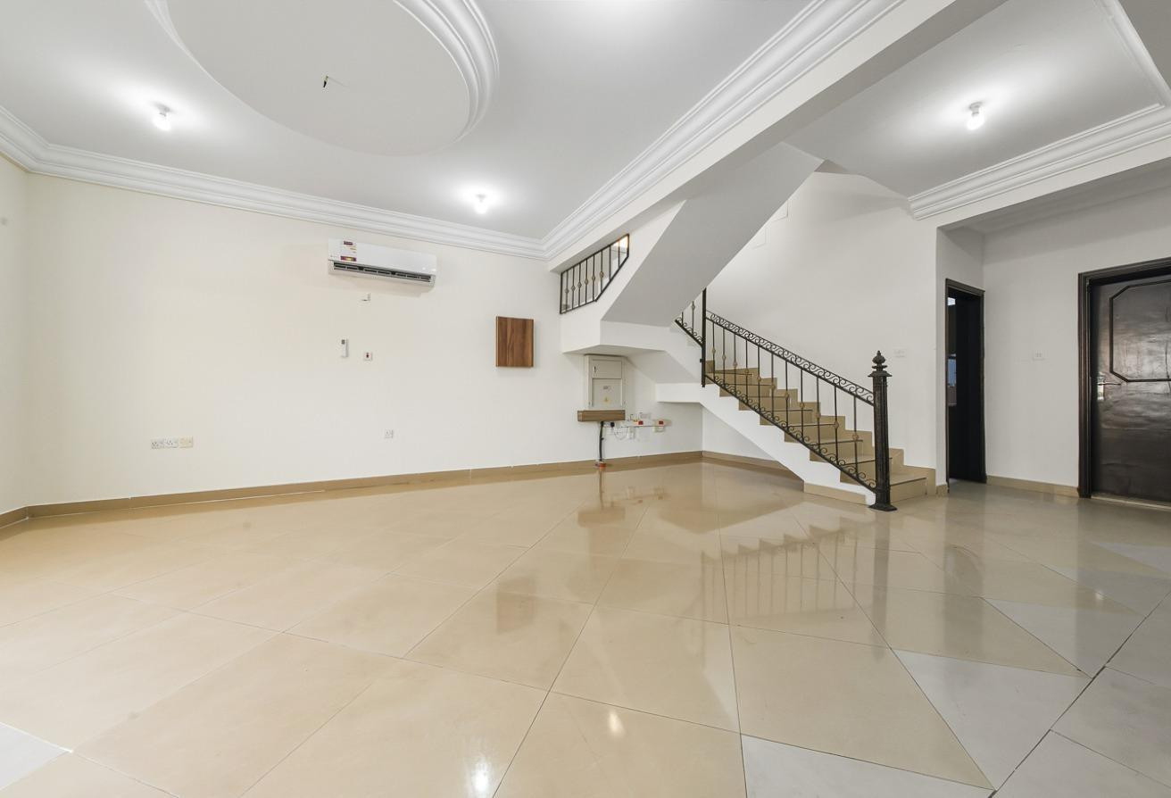 4BR villa Unfurnished in abuhamour