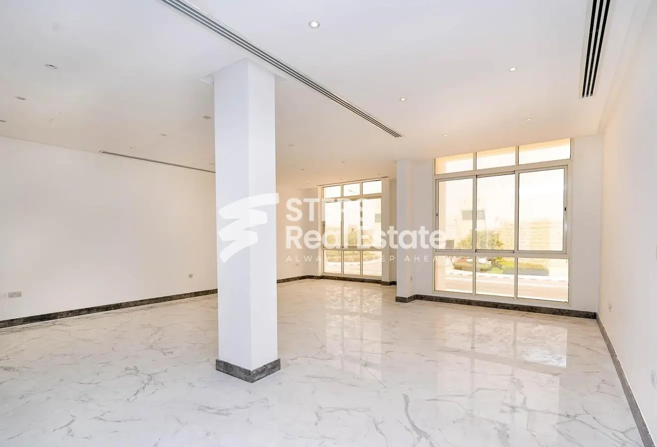 Spacious Service Villa for Sale in Duhail - Villa in Street 870