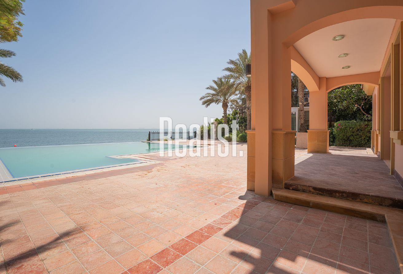 PRESTIGIOUS 4+MAID BEACHFRONT VILLA WITH GARDEN - Villa in La Plage Centrale