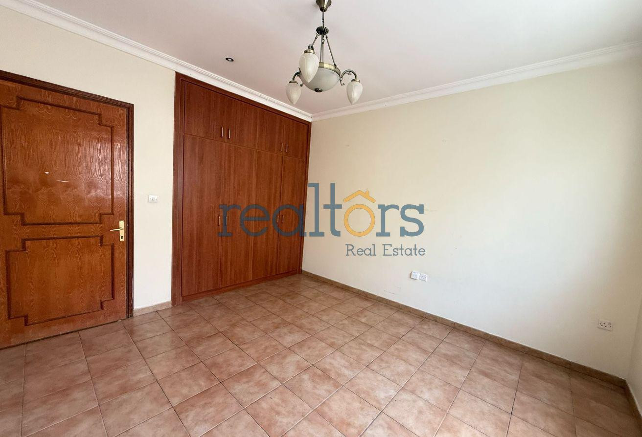 NO COMMISSION* SPACIOUS 3 BHK COMPOUND - AL NASR - Compound Villa in Al Nasr Street