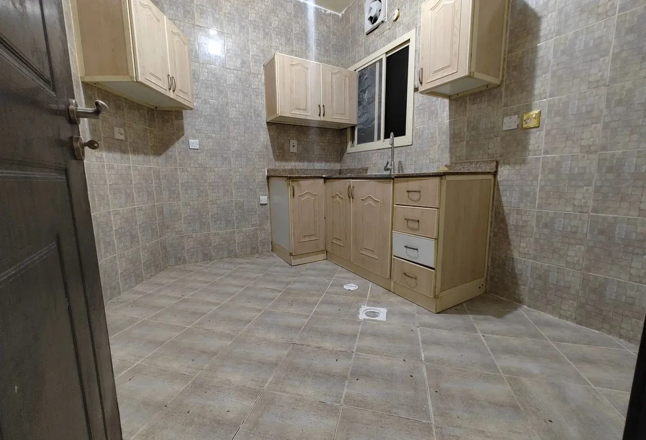 1 BHK UN FURNISHED IDEAL FOR FAMILIES NEAR METRO - Apartment in Umm Ghuwailina