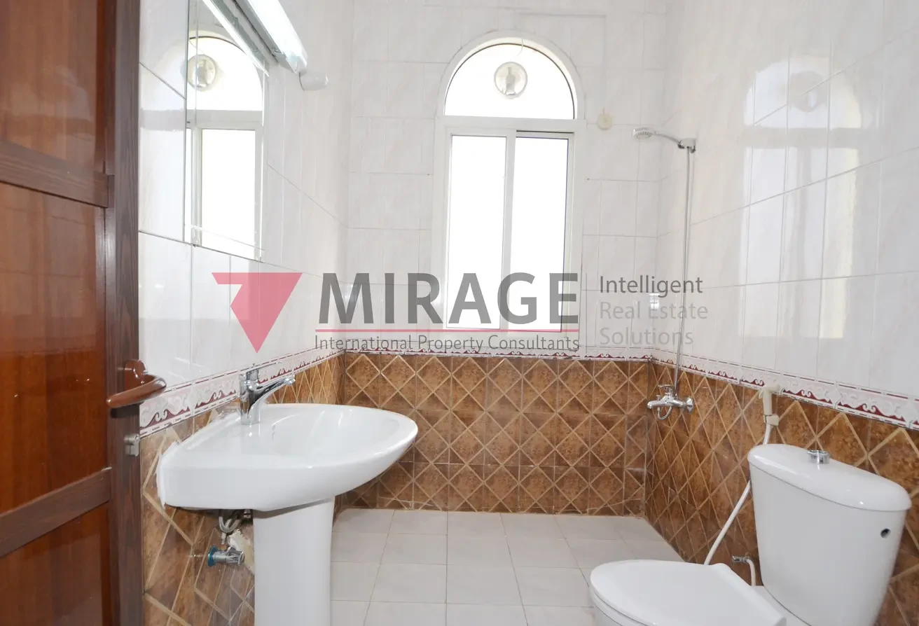 Large 5 bed services or staff villa near Landmark - Villa in Al Duhail