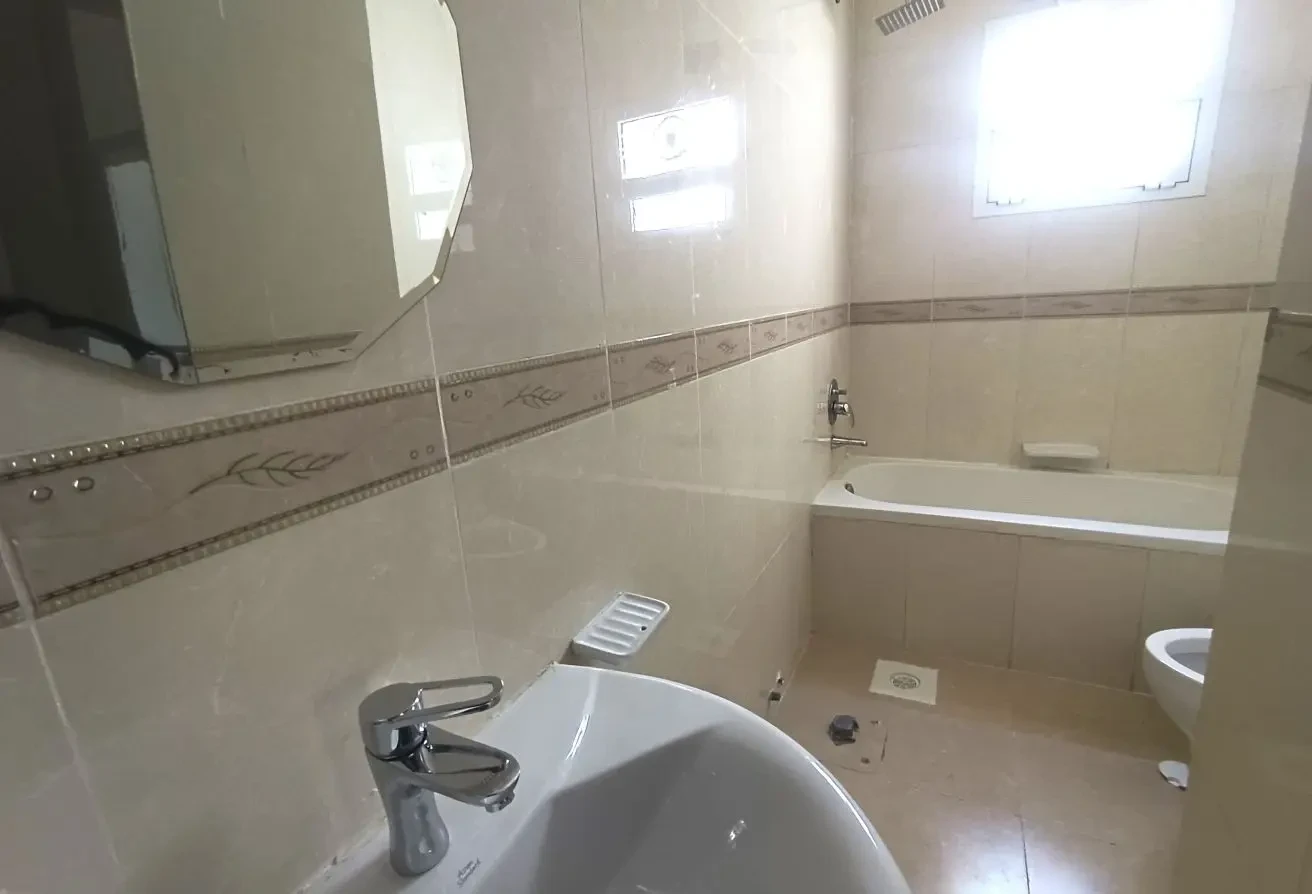 SPACIOUS UNFURNISHED 3BHK APARTMENT - AL SADD - Apartment in Al Sadd
