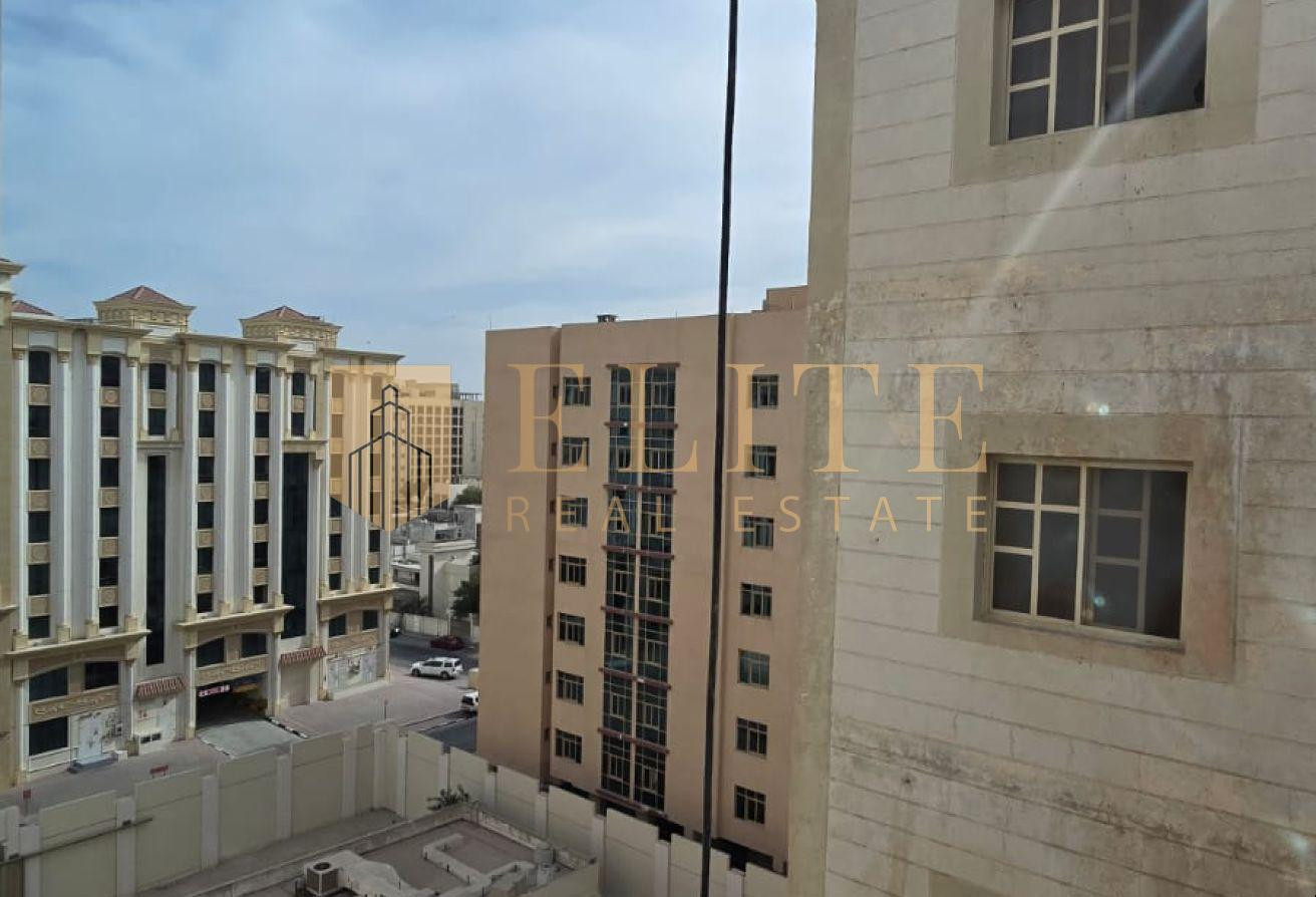 Large three-bedroom house unfurnished +1Month Fre - Apartment in Fereej Bin Mahmoud